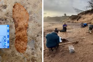Dấu chân trên bãi biển Scotland.