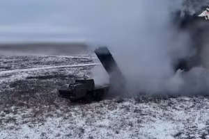 Pháo phản lực Tornado-S giáng đòn xuống mục tiêu, loạt khí tài bị thiêu rụi