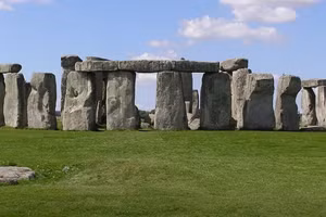 Một vài hạt cát nhỏ bé có thể đã giải đáp một trong những bí ẩn lâu đời nhất của Stonehenge, khi các nhà khoa học tìm thấy bằng chứng cho thấy những khối đá được con người vận chuyển chứ không phải do các sông băng.