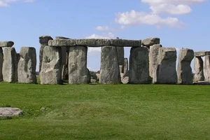 Một vài hạt cát nhỏ bé có thể đã giải đáp một trong những bí ẩn lâu đời nhất của Stonehenge, khi các nhà khoa học tìm thấy bằng chứng cho thấy những khối đá được con người vận chuyển chứ không phải do các sông băng.