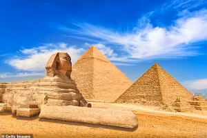 Bí ẩn về một 'thành phố ngầm' bên dưới kim tự tháp Ai Cập đã trở nên rõ ràng hơn sau khi các nhà khoa học tiết lộ những hình ảnh quét mới cho thấy một đường hầm đang dẫn xuống bên dưới Tượng Nhân sư lớn.