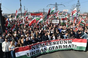 Biển người xuống đường ở thủ đô Hungary với thông điệp bất ngờ