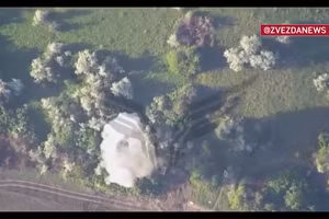 Video UAV Lancet làm nổ tung xe phá bom mìn tại Izyum