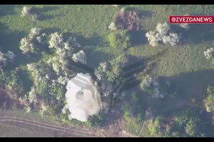 Video UAV Lancet làm nổ tung xe phá bom mìn tại Izyum