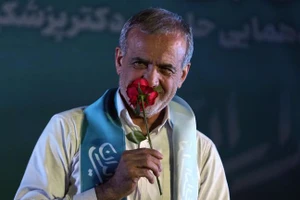Ông Masoud Pezeshkian tại một cuộc vận động tranh cử ở Tehran, Iran. Ảnh: AP.