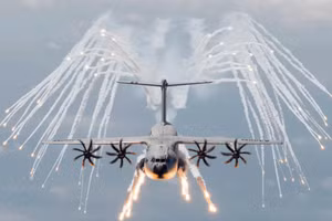 Một máy bay vận tải quân sự Airbus A400M thả pháo sáng phòng thủ và mồi bẫy trên không. Ảnh: Airbus.