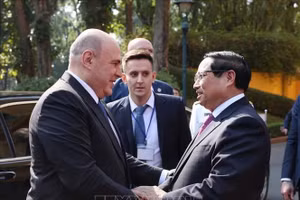 Thủ tướng Phạm Minh Chính đón Thủ tướng Liên bang Nga Mikhail Vladimirovich Mishustin. (Ảnh: Dương Giang/TTXVN)