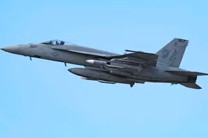 Một chiếc F-18 Super Hornet mang tên lửa AIM-174.