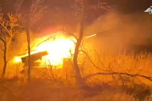 Đòn chính xác trút xuống sân bay và cảng biển, thiêu rụi radar, xe chiến đấu