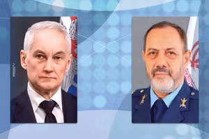 Bộ trưởng Quốc phòng Iran, Chuẩn tướng Aziz Nasirzadeh (phải) và người đồng cấp Nga Andrey Belousov.