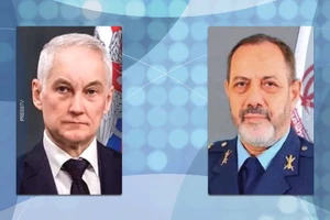 Bộ trưởng Quốc phòng Iran, Chuẩn tướng Aziz Nasirzadeh (phải) và người đồng cấp Nga Andrey Belousov.