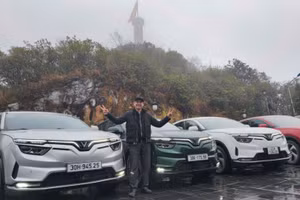 Anh Thanh cùng “chiến mã” VF 8 trong chuyến thiện nguyện Hà Giang cùng hội VF 8 Miền Bắc.