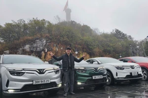 Anh Thanh cùng “chiến mã” VF 8 trong chuyến thiện nguyện Hà Giang cùng hội VF 8 Miền Bắc.