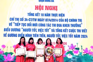 Hiệu trưởng Lê Anh Vân (thứ hai từ phải sang).