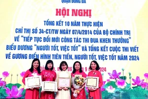 Hiệu trưởng Lê Anh Vân (thứ hai từ phải sang).