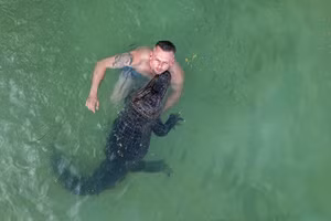 Cá sấu 45 tuổi bơi cùng chủ trong bể bơi gia đình khiến nhiều người sửng sốt