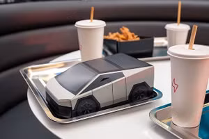 Hé lộ quán ăn Tesla có robot phục vụ kèm trạm sạc lớn nhất thế giới