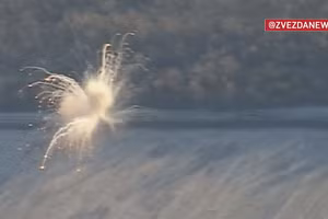 Khoảnh khắc UAV Lancet đánh trúng pháo tự hành CAESAR ở Zaporizhzhia