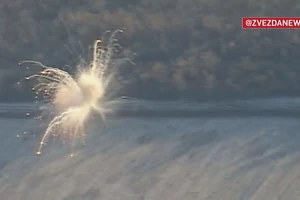 Khoảnh khắc UAV Lancet đánh trúng pháo tự hành CAESAR ở Zaporizhzhia