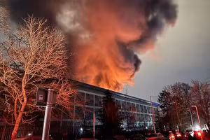 Hình ảnh cháy kinh hoàng ở sân bay Heathrow gây hỗn loạn giao thông thế giới