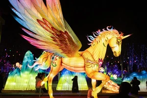Một công trình trang trí ánh sáng hình ngựa ở Bắc Kinh, khi Trung Quốc đón chào năm Bính Ngọ. (Ảnh: Jessica Lee/EPA)