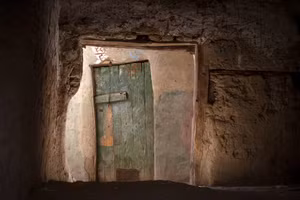 Các nhà khảo cổ học tìm thấy kho vũ khí ẩn giấu lâu đời của một lâu đài ảnh của Ulrich Hollmann. Ảnh: Getty Images