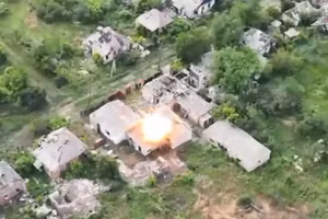 Hỏa lực trút xuống sân bay quân sự, xóa sổ hơn 100 kho đạn