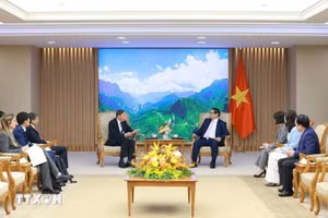 Thủ tướng Phạm Minh Chính tiếp ông David Petraeus, Chủ tịch Viện toàn cầu Quỹ đầu tư Kohlberg Kravis Roberts. (Ảnh: Dương Giang/TTXVN) 