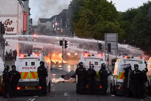 Bạo loạn kinh hoàng tại Bắc Ireland, người nhập cư bị nhắm mục tiêu