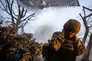 Quân nhân Ukraine thuộc lữ đoàn Khartya vận hành pháo lựu D-30. Ảnh: Wolfgang Schwan/Anadolu/Getty Images