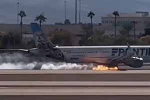Video máy bay bốc cháy khi hạ cánh tại Mỹ