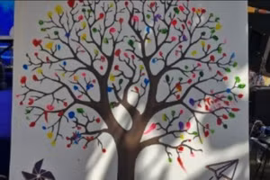 Bức tranh cây được vẽ và bán đấu giá làm việc ý nghĩa.