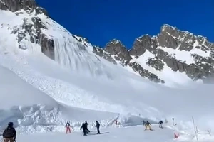 Khoảnh khắc bức tường tuyết khổng lồ sụt lở kinh hoàng tại Pháp