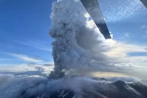 Núi lửa ngủ yên 600 năm bất ngờ phun trào sau động đất lớn ở Thái Bình Dương