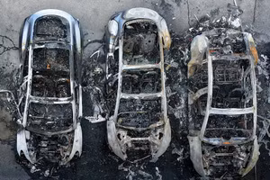 Hình ảnh biểu tình rầm rộ phản đối Elon Musk tại các đại lý Tesla toàn thế giới