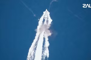 Khoảnh khắc UAV Lancet đánh trúng xuồng không người lái ở Biển Đen