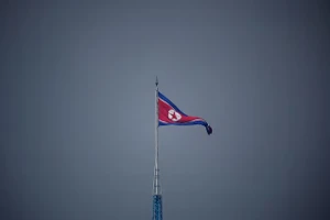 Một lá cờ Triều Tiên tung bay tại làng tuyên truyền Gijungdong ở Triều Tiên