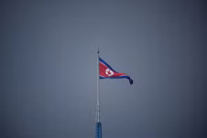 Một lá cờ Triều Tiên tung bay tại làng tuyên truyền Gijungdong ở Triều Tiên
