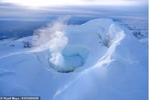 Núi Spurr, một ngọn núi lửa cao khoảng 3.350 mét, nằm cách Anchorage, Alaska khoảng 124 km. 