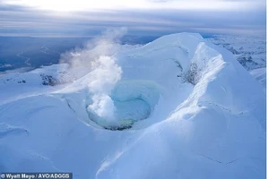 Núi Spurr, một ngọn núi lửa cao khoảng 3.350 mét, nằm cách Anchorage, Alaska khoảng 124 km.