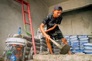 Aris đang chăm chỉ làm công việc thợ xây nhưng ước mơ thực sự của anh là mở một xưởng sửa xe máy. Ảnh: CNA.