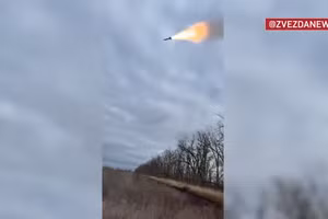 Video Strela-10M bắn rụng drone Batyar trên bầu trời Zaporozhye