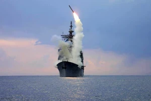 Tên lửa tấn công mặt đất Tomahawk (TLAM) được phóng từ tàu tuần dương tên lửa dẫn đường USS Cape St. George. Ảnh: Hải quân Mỹ/Reuters.
