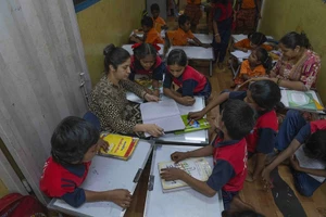 Chùm ảnh: Những lớp học đặc biệt trong thùng hàng