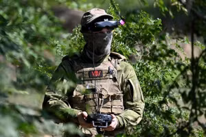 Quân nhân Nga điều khiển UAV. Ảnh: Sputnik