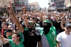 Hình ảnh dòng người xuống đường phản đối vụ ám sát thủ lĩnh Hamas Haniyeh