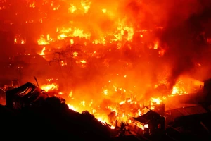 Biển lửa nuốt chửng 1500 ngôi nhà, hàng nghìn người mất chỗ ở