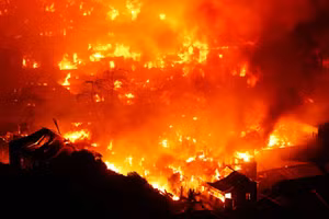 Biển lửa nuốt chửng 1500 ngôi nhà, hàng nghìn người mất chỗ ở