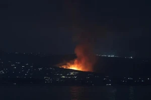 Cháy sau cuộc tấn công của Israel vào làng Byout El Saiyad của Lebanon ở miền nam Lebanon hôm 19/8. Ảnh: Aziz Taher/Reuters.