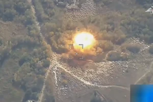 Tên lửa siêu thanh Kinzhal khai hỏa, xóa sổ hệ thống HIMARS, xe chiến đấu